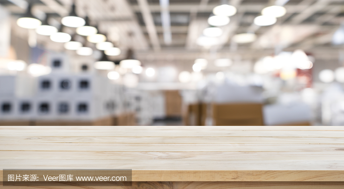 空的木材桌面上模糊商店工廠背景。